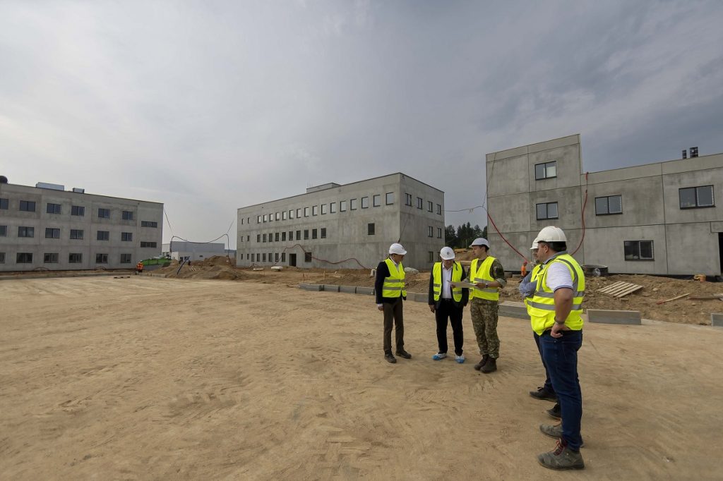 Ministras A. Anušauskas apžiūrėjo Rokantiškėse vykdomus karinio miestelio statybos darbus
