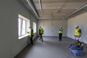  Ministras A. Anušauskas apžiūrėjo Rokantiškėse vykdomus karinio miestelio statybos darbus