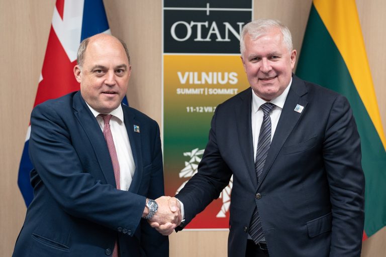 Lietuvos ir Jungtinės Karalystės gynybos ministrai sutarė toliau stiprinti šalių karinį bendradarbiavimą