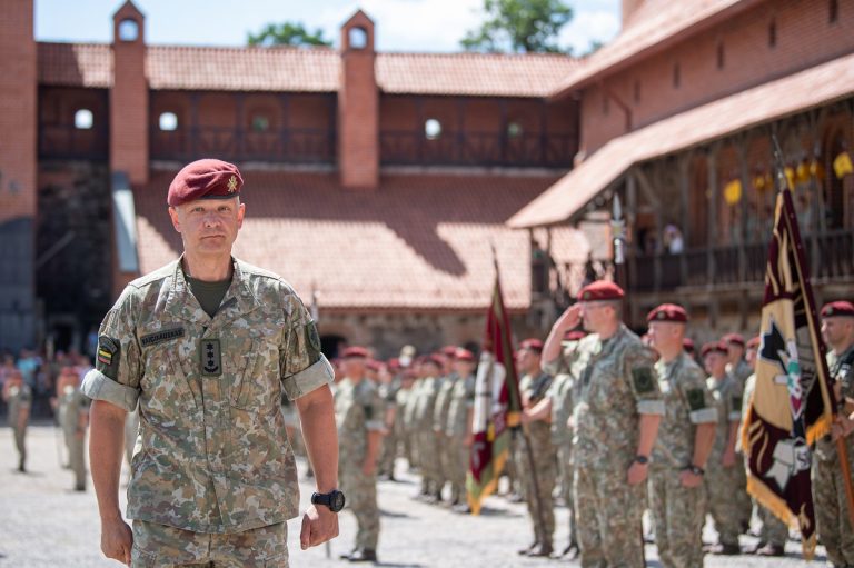 Ministras pasveikino naująjį Krašto apsaugos savanorių pajėgų vadą – plk. Darių Vaicikauską