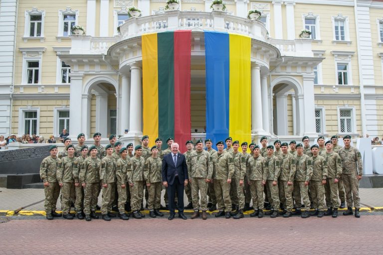 Aukštųjų mokyklų studentams, baigusiems Jaunesniųjų karininkų vadų mokymus, suteiktas leitenanto laipsnis