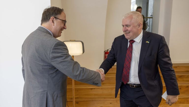 A. Anušauskas padėkojo išvykstančiam JAV ambasadoriui už paramą Lietuvos saugumo užtikrinimui