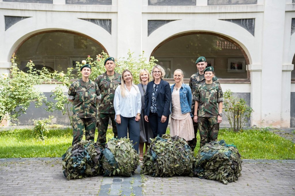 Krašto apsaugos ministerijos darbuotojai Ukrainai dovanoja savo supintus tinklus