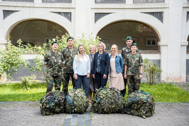 Krašto apsaugos ministerijos darbuotojai Ukrainai dovanoja savo supintus tinklus