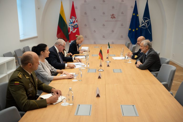 Krašto apsaugos ministras susitiko su Italijos ambasadoriumi ir Italijos kontingento Šiauliuose vadu