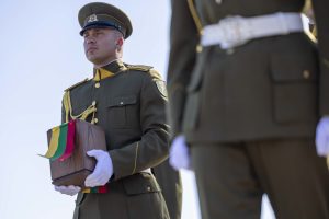  Lietuvoje sutikti iškilių tarpukario Lietuvos asmenybių Jono Polovinsko-Budrio ir Reginos Kašubaitės-Budrienės pelenai