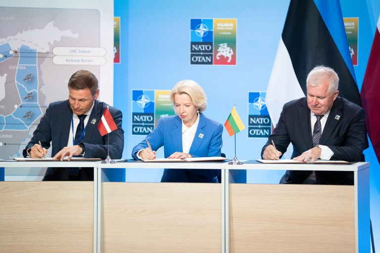 Baltijos šalys įkvėpė sąjungininkus: keturiolika NATO šalių pasirašė susitarimą dėl Europos oro erdvių plėtojimo