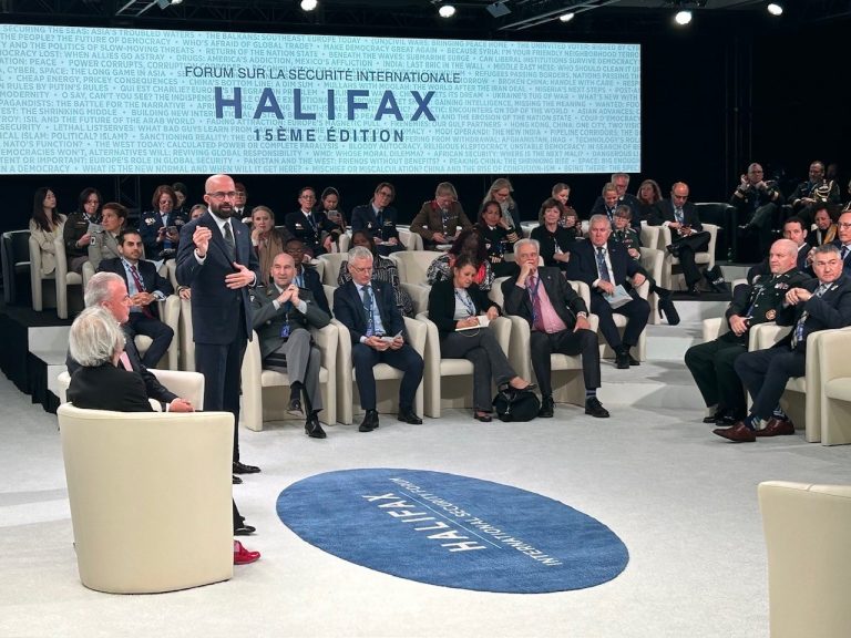 Ministras A. Anušauskas tarptautiniame saugumo forume Halifakse ragino nepailsti remti Ukrainos