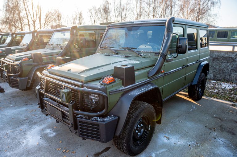  Lietuvos kariuomenę pasiekė visureigiai „Mercedes-Benz“ G 350 d