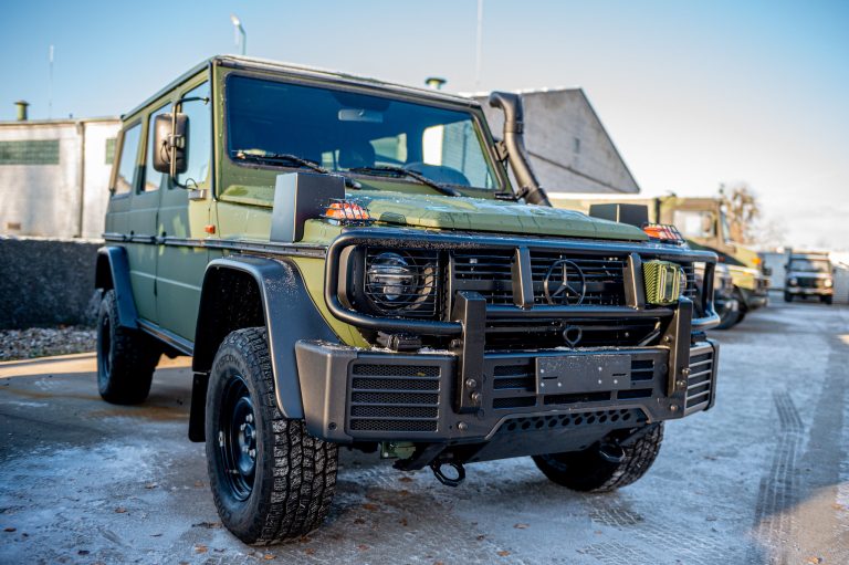 Lietuvos kariuomenę pasiekė visureigiai „Mercedes-Benz“ G 350 d