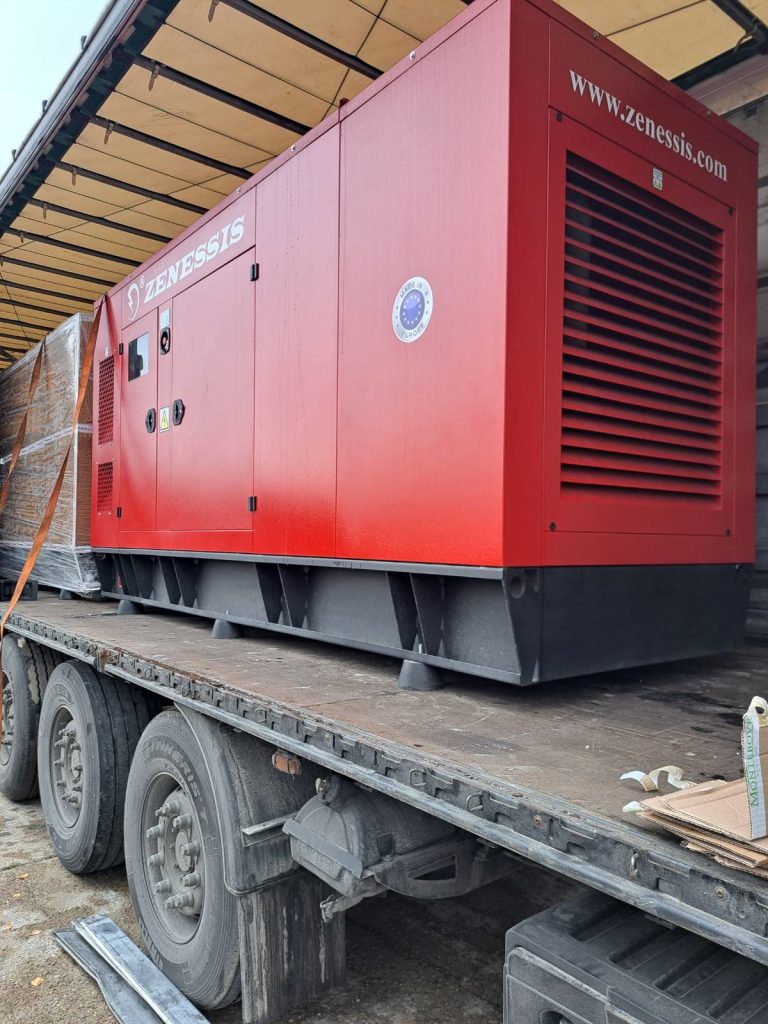 Ukrainos kariams perduota nauja siunta elektros generatorių 