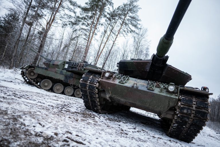 Pirmieji Lietuvoje suremontuoti tankai „Leopard 2“ netrukus pasieks Ukrainą