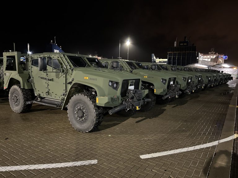 Baigtas pirmasis JLTV įsigijimo etapas: į Lietuvą pristatyti visi šarvuoti visureigiai
