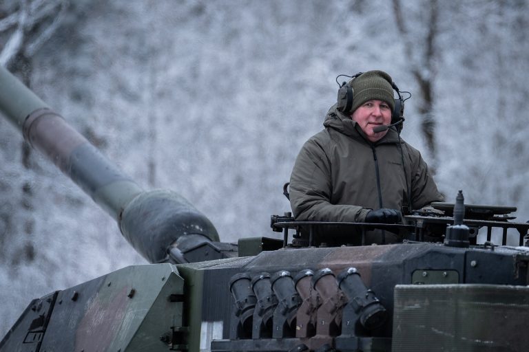  Pirmieji Lietuvoje suremontuoti tankai „Leopard 2“ netrukus pasieks Ukrainą