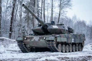  Pirmieji Lietuvoje suremontuoti tankai „Leopard 2“ netrukus pasieks Ukrainą