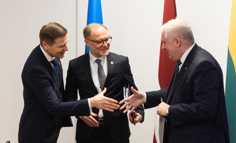 Baltijos šalys kuria bendrą gynybos liniją: pasirašyti susitarimai dėl kontrmobilumo priemonių ir HIMARS pajėgumų vystymo