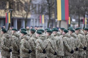  Pasitikti iš tarptautinės operacijos Irake grįžę Lietuvos kariai