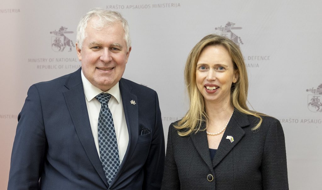 Su ambasadore K. McDonald susitikęs A. Anušauskas: suteiksime JAV kariams geresnes sąlygas ir naują infrastruktūrą