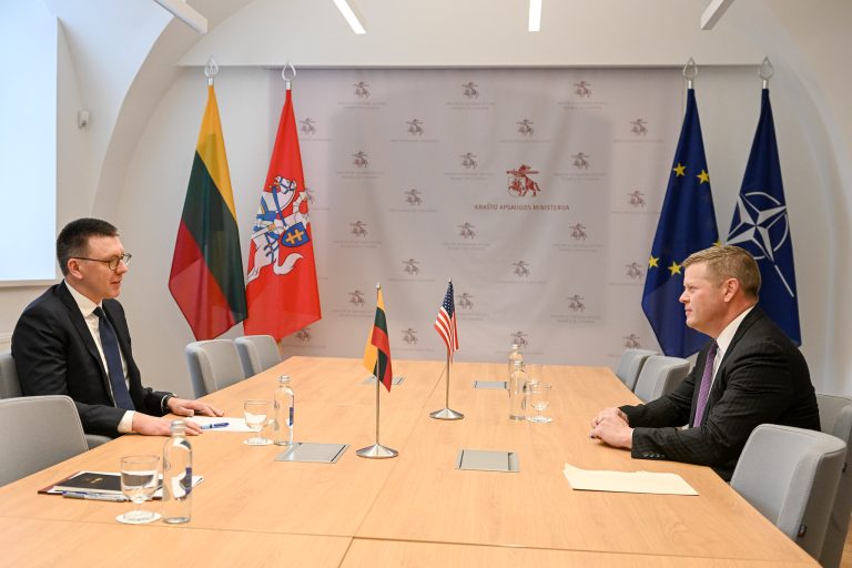 Susitikime su buvusiu JAV sausumos pajėgų sekretoriumi viceministras Ž. Tomkus pažymėjo JAV karių buvimo Lietuvoje svarbą
