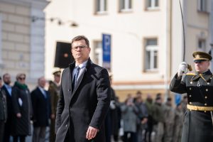  A. Anušauskas perdavė Krašto apsaugos ministerijos vėliavą L. Kasčiūnui