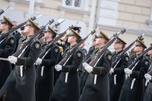  A. Anušauskas perdavė Krašto apsaugos ministerijos vėliavą L. Kasčiūnui