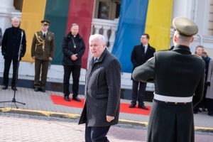  A. Anušauskas perdavė Krašto apsaugos ministerijos vėliavą L. Kasčiūnui