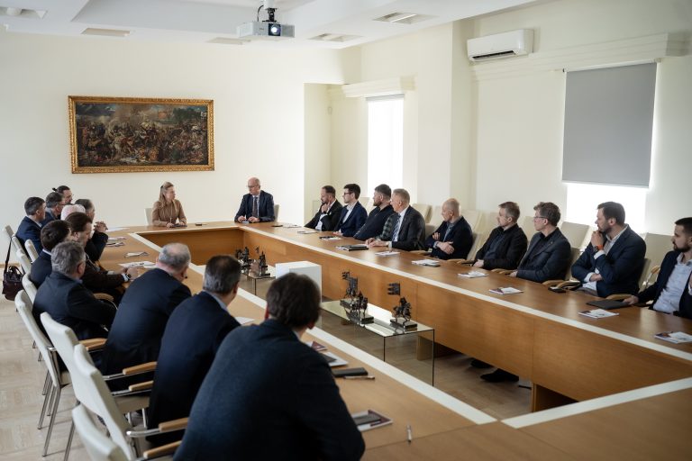 Krašto apsaugos viceministrė susitiko su Lietuvos prekybos, pramonės ir amatų rūmų asociacijos atstovais
