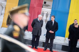  A. Anušauskas perdavė Krašto apsaugos ministerijos vėliavą L. Kasčiūnui