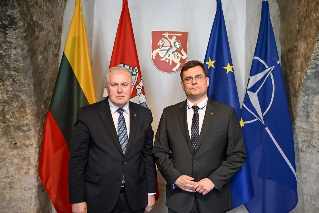 A. Anušauskas perdavė Krašto apsaugos ministerijos vėliavą L. Kasčiūnui
