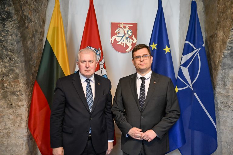 A. Anušauskas perdavė Krašto apsaugos ministerijos vėliavą L. Kasčiūnui