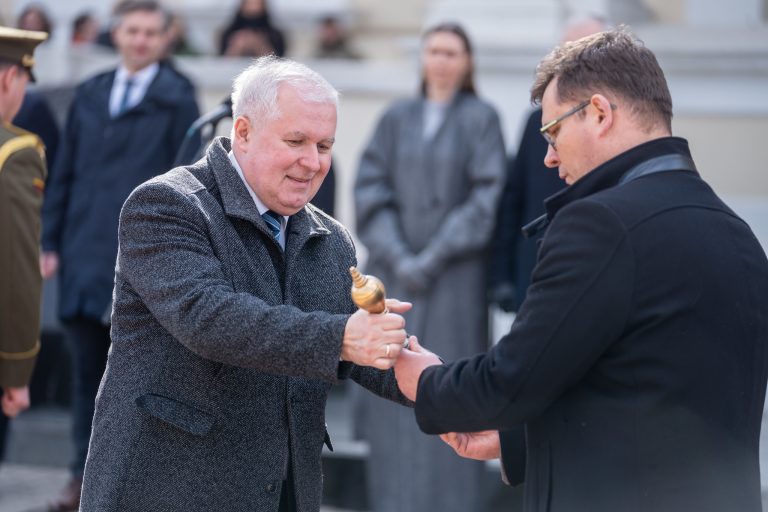  A. Anušauskas perdavė Krašto apsaugos ministerijos vėliavą L. Kasčiūnui