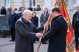  A. Anušauskas perdavė Krašto apsaugos ministerijos vėliavą L. Kasčiūnui