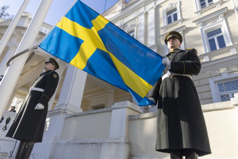 Prie Krašto apsaugos ministerijos iškilmingai iškelta Švedijos vėliava