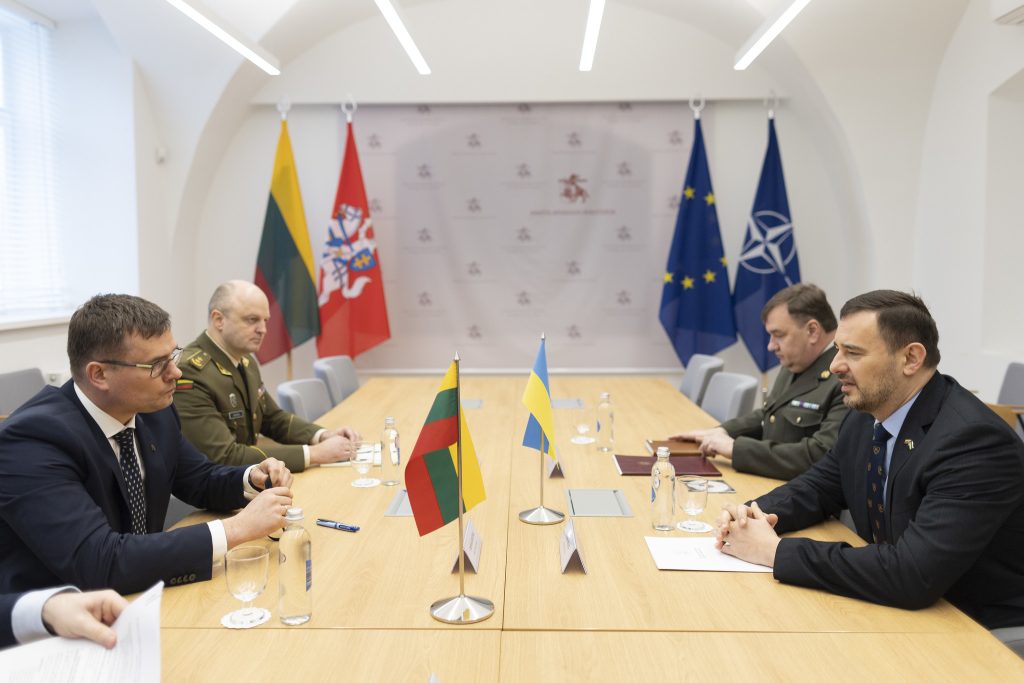 Krašto apsaugos ministras su Ukrainos ambasadoriumi aptarė svarbiausius paramos klausimus