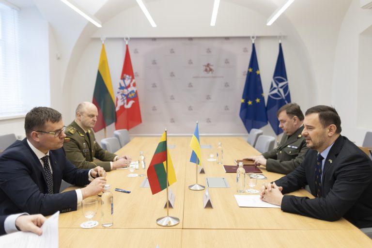 Krašto apsaugos ministras su Ukrainos ambasadoriumi aptarė svarbiausius paramos klausimus