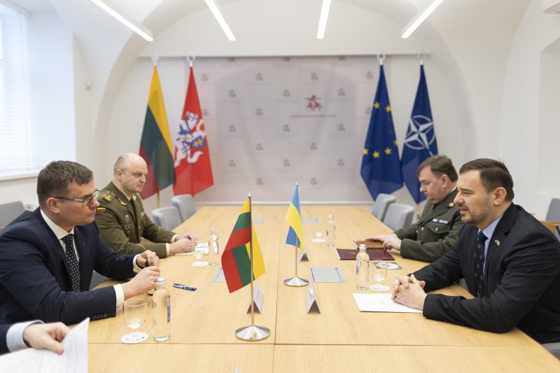 Krašto apsaugos ministras su Ukrainos ambasadoriumi aptarė svarbiausius paramos klausimus