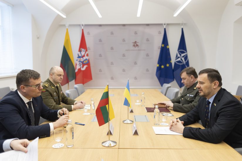 Krašto apsaugos ministras su Ukrainos ambasadoriumi aptarė svarbiausius paramos klausimus