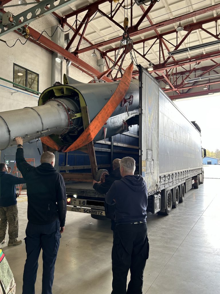 Lietuva perdavė Ukrainai lengvąjį atakos lėktuvą L-39ZA „Albatros“