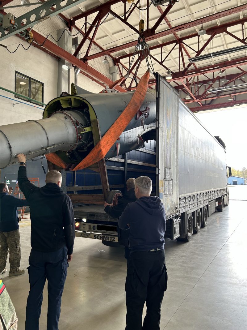 Lietuva perdavė Ukrainai lengvąjį atakos lėktuvą L-39ZA „Albatros“