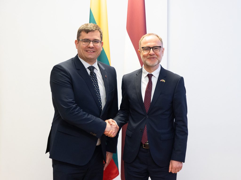 Lietuvos ir Latvijos krašto apsaugos ministrai sutarė stiprinti partnerystę gynybos srityje