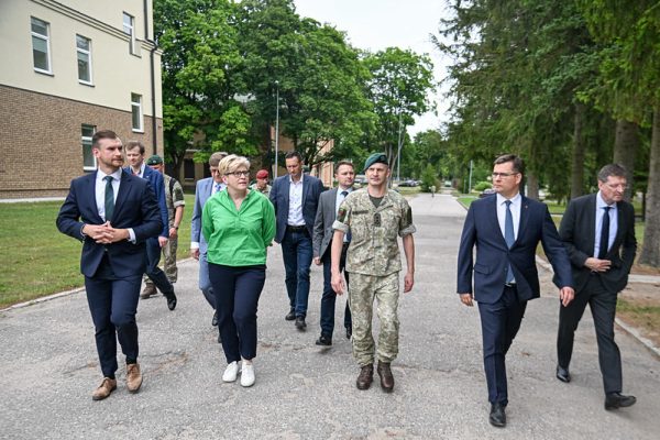  Premjerė ir krašto apsaugos ministras apžiūrėjo atnaujintą Birutės ulonų bataliono infrastruktūrą ir pagerintas sąlygas kariams