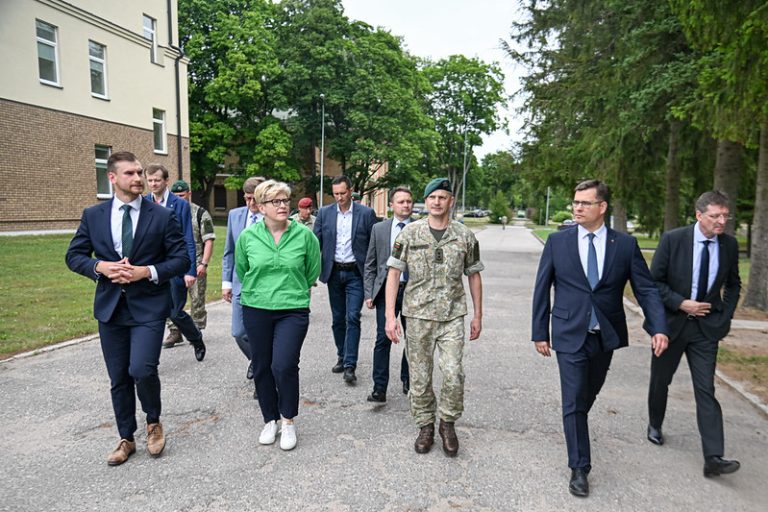  Premjerė ir krašto apsaugos ministras apžiūrėjo atnaujintą Birutės ulonų bataliono infrastruktūrą ir pagerintas sąlygas kariams