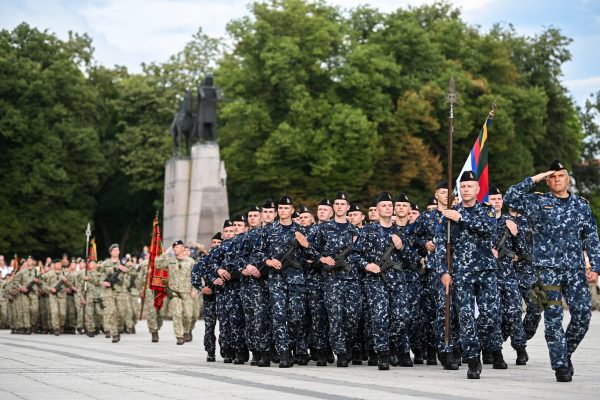  Generolas Valdemaras Rupšys Lietuvos kariuomenės vėliavą perdavė generolui Raimundui Vaikšnorui