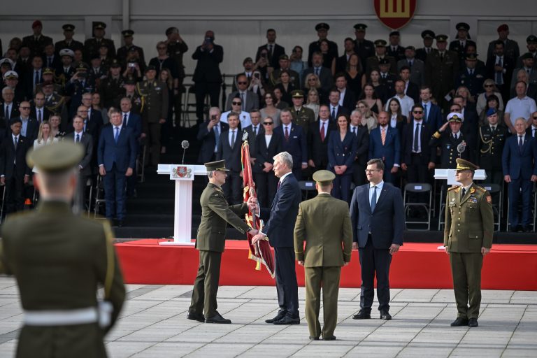 Generolas Valdemaras Rupšys Lietuvos kariuomenės vėliavą perdavė generolui Raimundui Vaikšnorui