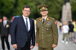  General Valdemaras Rupšys passed the colors to General Raimundas Vaikšnoras
