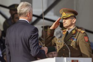  Generolas Valdemaras Rupšys Lietuvos kariuomenės vėliavą perdavė generolui Raimundui Vaikšnorui