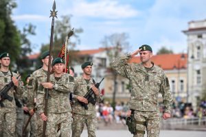  General Valdemaras Rupšys passed the colors to General Raimundas Vaikšnoras