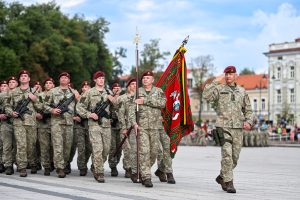  General Valdemaras Rupšys passed the colors to General Raimundas Vaikšnoras
