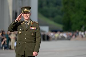  General Valdemaras Rupšys passed the colors to General Raimundas Vaikšnoras