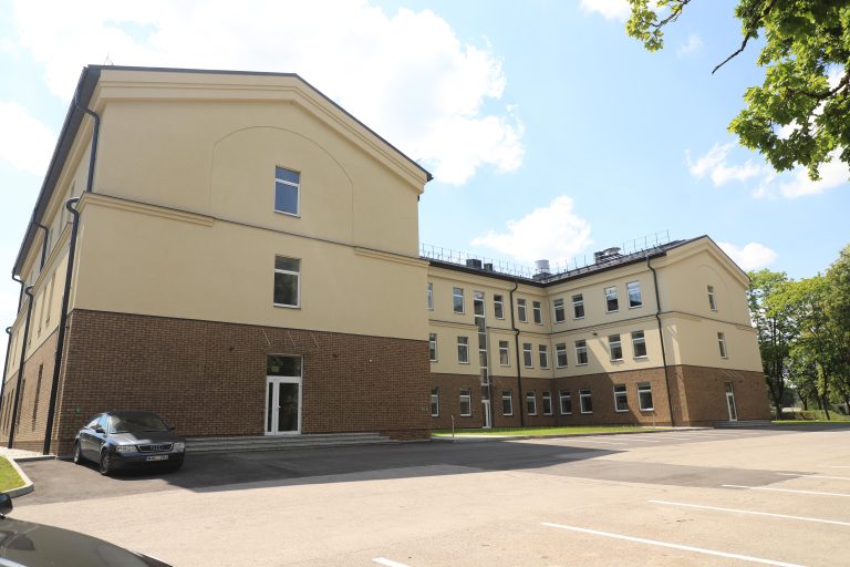 Ministrė pirmininkė I. Šimonytė ir krašto apsaugos ministras L. Kasčiūnas lankysis Alytuje:  apžiūrės Birutės ulonų bataliono infrastruktūrą, pristatys gynybos biudžetą, Lietuvos kariuomenės modernizacijos planus  